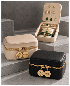 Preview: Personalisierte Schmuckschatulle mit Geburtsblume und Namen – Kleine Reise Schmuckbox aus Leder in Beige oder Schwarz – Geschenke für Sie